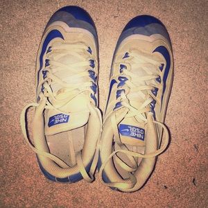 Women’s metal softball cleats